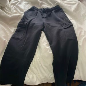 aritizia cargo sweats - medium - soft black